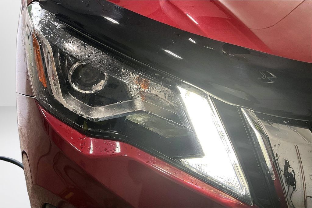 Used 2018 Nissan Pathfinder Platinum AWD/4WD image 33
