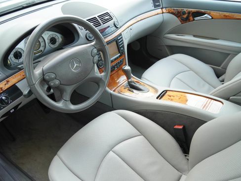 Used 2008 Mercedes-Benz E 350 4MATIC Sedan image 9