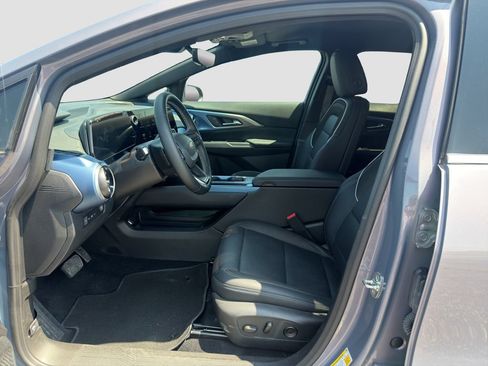 Used 2025 Chevrolet Equinox EV LT w/ Convenience Package II FWD image 9