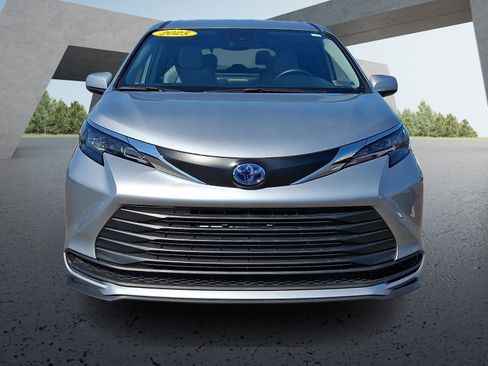 Used 2025 Toyota Sienna LE FWD image 2