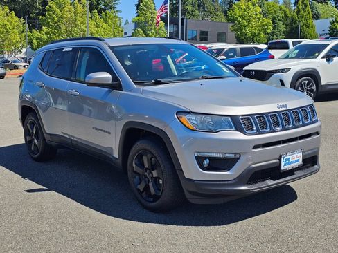 Used 2020 Jeep Compass Latitude FWD image 3