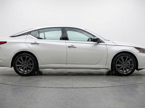 Used 2025 Nissan Altima 2.5 SV image 11