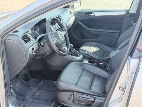 Used 2013 Volkswagen Jetta SE FWD image 12