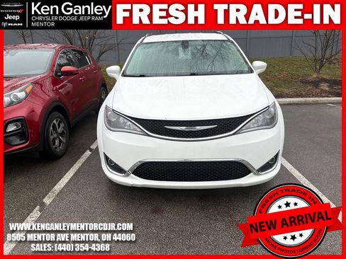 Used 2017 Chrysler Pacifica Touring-L Plus image 3