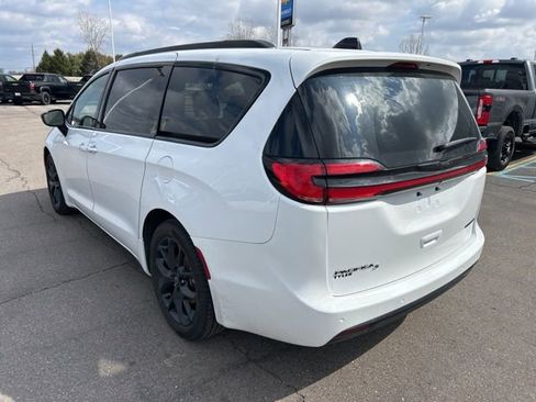 Used 2025 Chrysler Pacifica Limited image 7