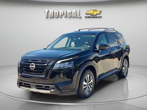 Used 2024 Nissan Pathfinder SL w/ Black Appearance Package FWD image 1