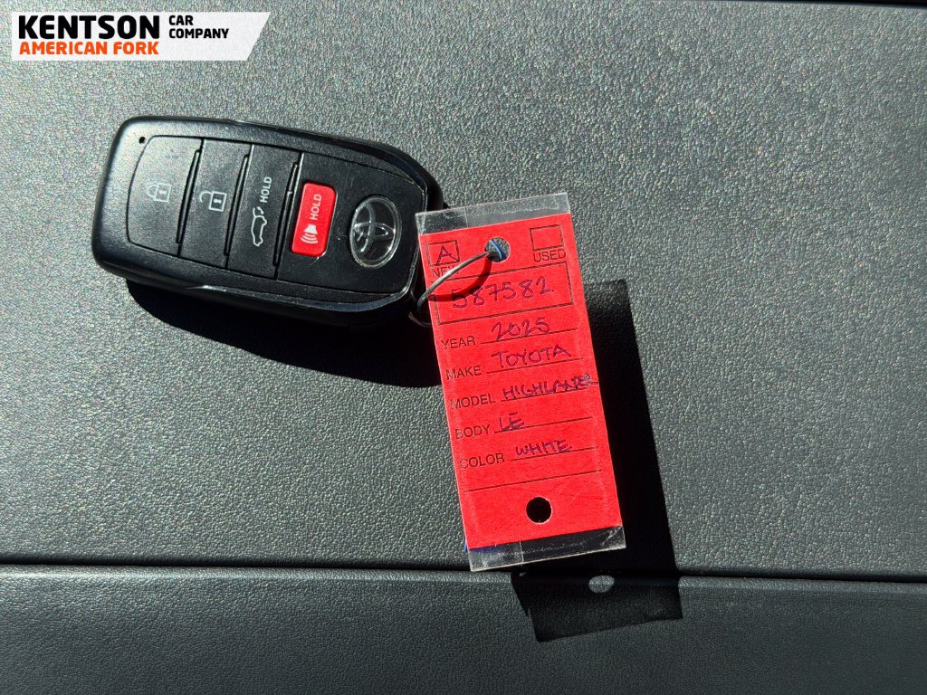 Used 2025 Toyota Highlander LE AWD/4WD image 37