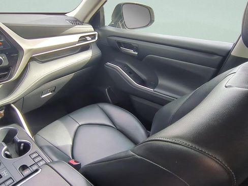 Certified 2024 Toyota Highlander XLE AWD/4WD image 13