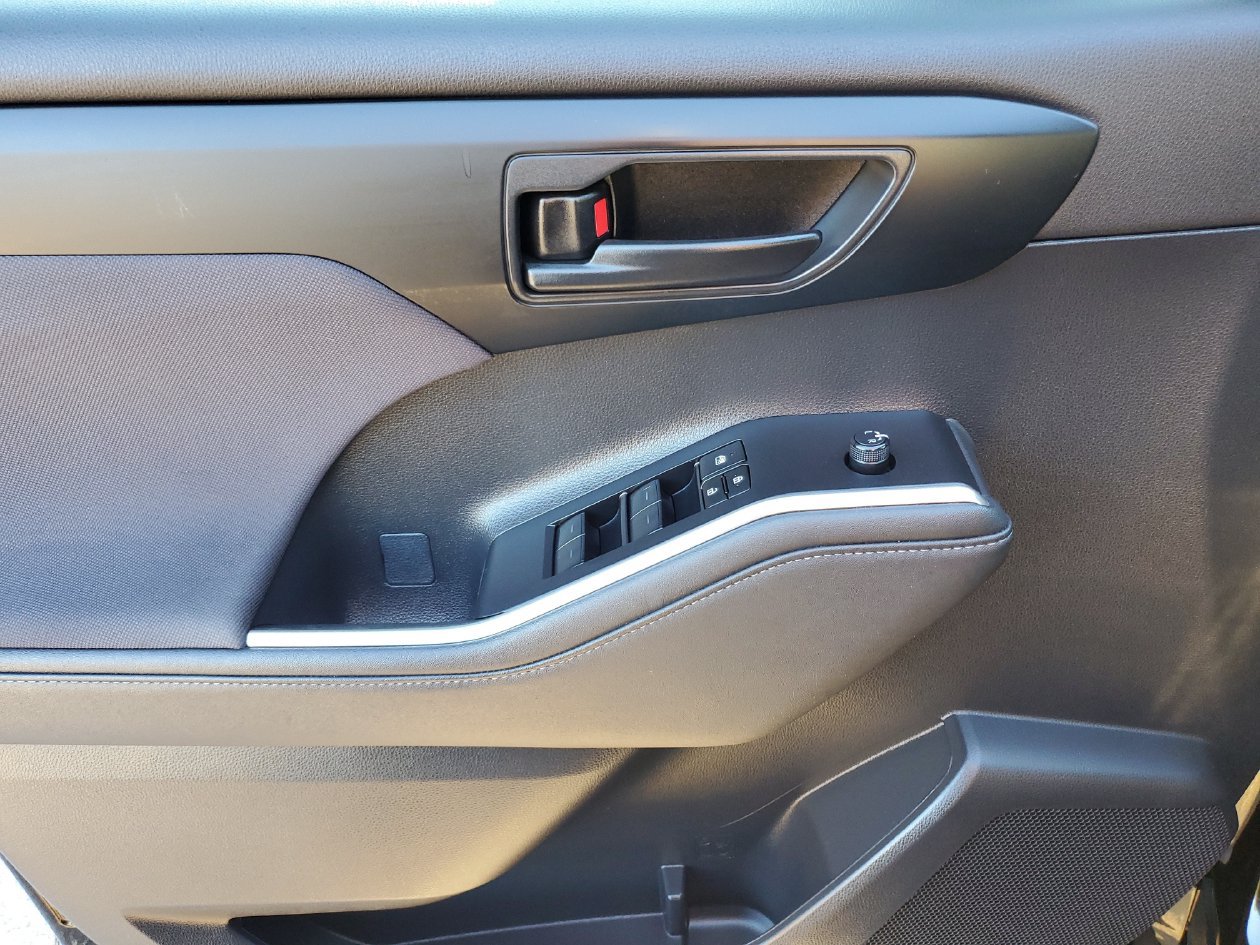 Used 2023 Toyota Highlander L FWD image 15
