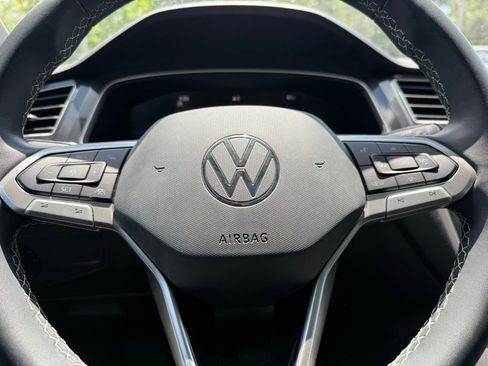 Used 2024 Volkswagen Tiguan SE image 23