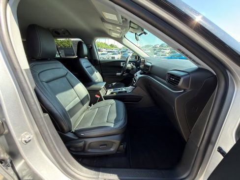 Used 2022 Ford Explorer XLT AWD/4WD image 9