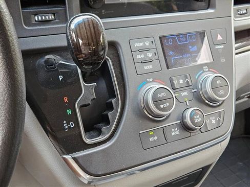 Used 2015 Toyota Sienna XLE FWD image 12