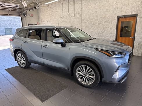 Used 2023 Toyota Highlander Platinum image 1