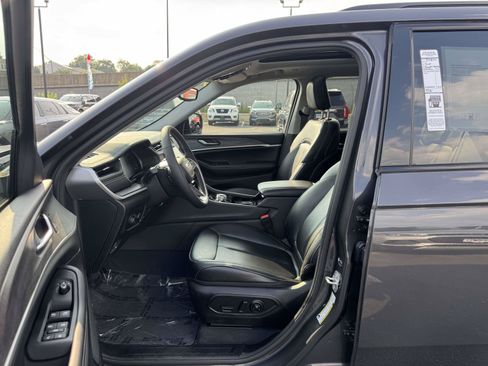 Used 2023 Jeep Grand Cherokee Limited w/ Black Appearance Package AWD/4WD image 22