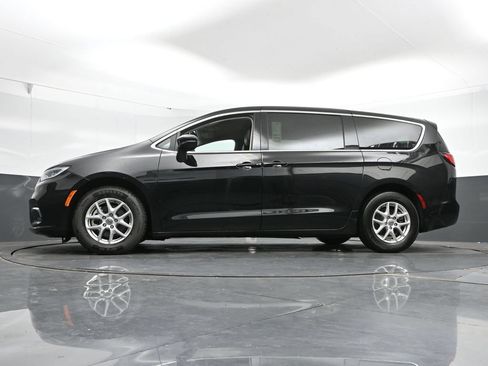 Used 2024 Chrysler Pacifica Touring-L FWD image 45