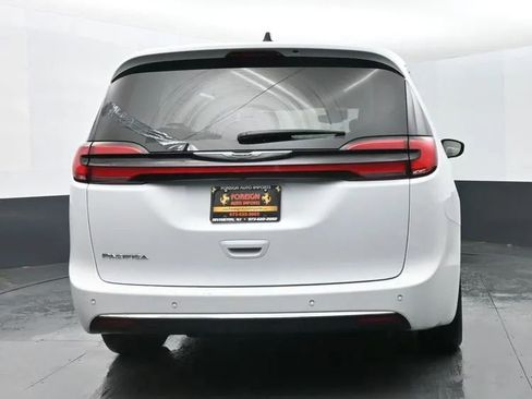 Used 2024 Chrysler Pacifica Touring-L image 8