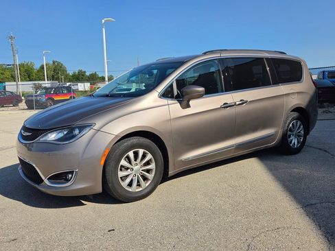 Used 2017 Chrysler Pacifica Touring-L FWD image 3