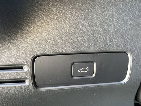 Used 2025 Volvo XC40 B5 Core image 32