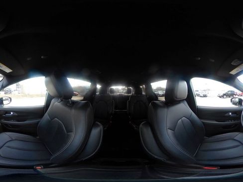 Used 2025 Chrysler Pacifica Select image 45