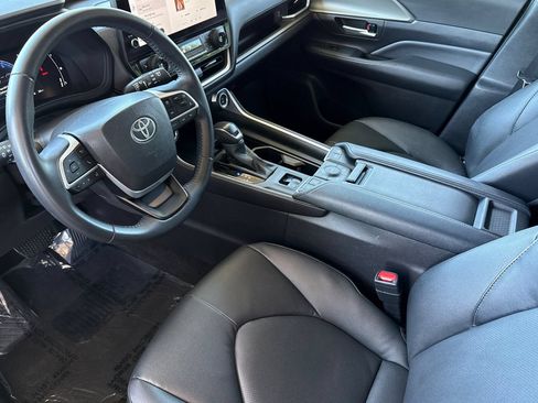 Used 2025 Toyota Grand Highlander AWD image 5