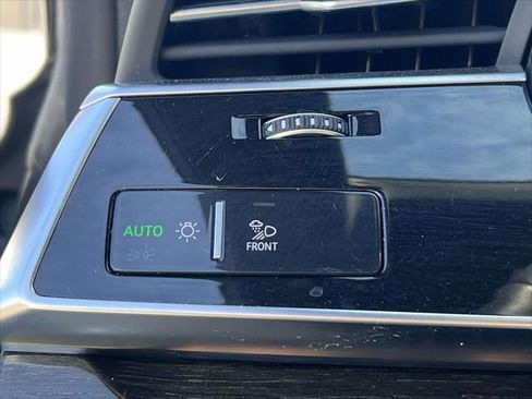 Used 2022 Audi Q8 Prestige image 21