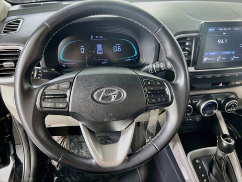 Used 2023 Hyundai Venue SEL image 11
