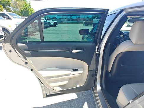 Used 2018 Chrysler 300 Limited RWD image 12