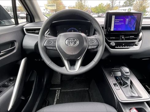 Used 2026 Toyota Corolla Cross LE w/ Moonroof Package image 17