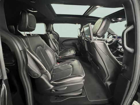 Used 2023 Chrysler Pacifica Limited w/ Uconnect Theater Family Group FWD image 40