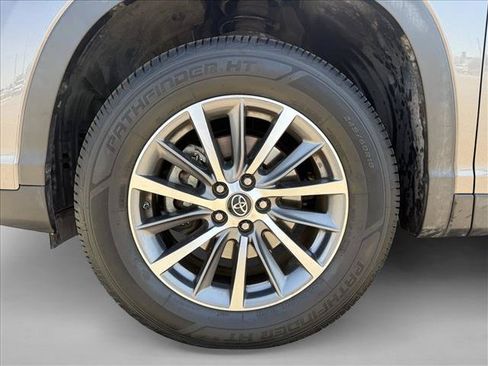 Used 2019 Toyota Highlander XLE FWD image 28
