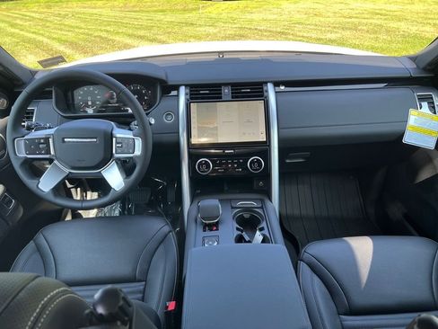 New 2025 Land Rover Discovery S image 27