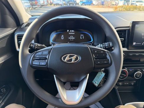 Certified 2025 Hyundai Venue SE image 19
