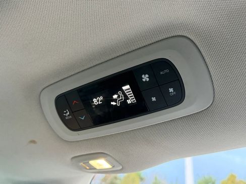 Used 2018 Chrysler Pacifica Limited image 30