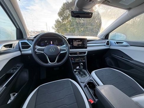 Used 2025 Volkswagen Taos SE w/ Panoramic Sunroof Package image 23