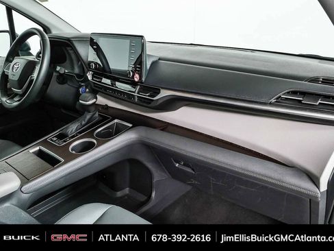 Used 2024 Toyota Sienna XLE FWD image 23