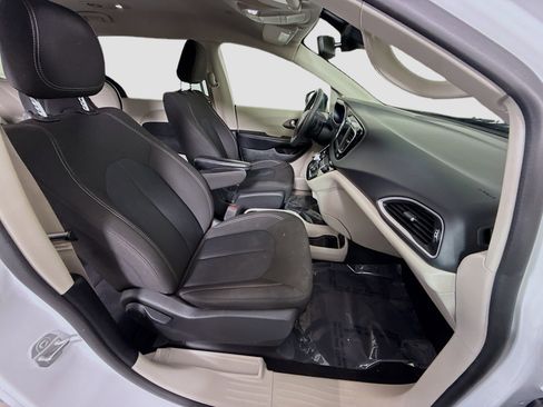 Used 2023 Chrysler Voyager LX image 27