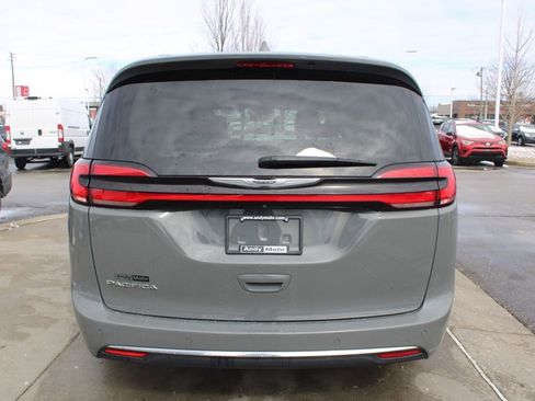Used 2022 Chrysler Pacifica Touring-L image 8