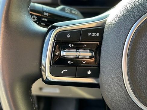 Used 2025 Kia Carnival image 24