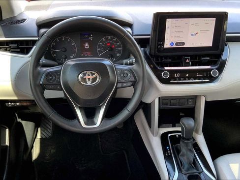 Used 2025 Toyota Corolla Cross LE FWD image 6