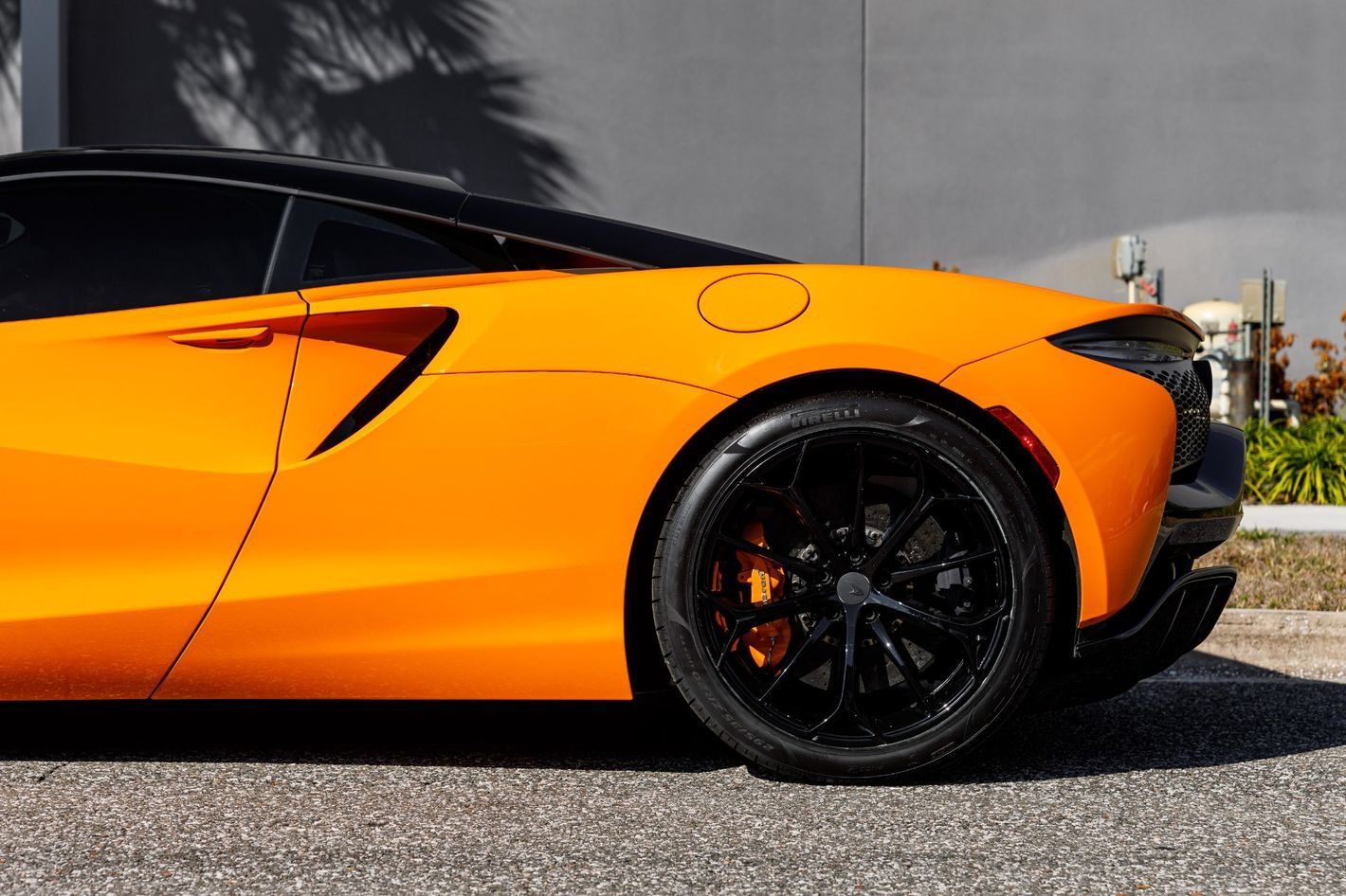 Used 2025 McLaren Artura RWD image 24