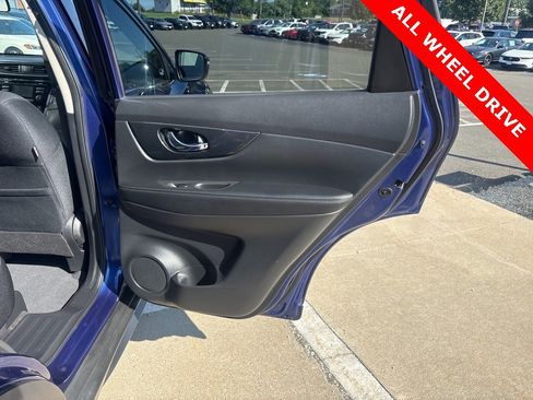 Used 2017 Nissan Rogue SV image 9
