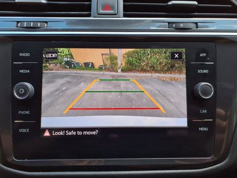 Used 2022 Volkswagen Tiguan SE w/ Panoramic Sunroof Package image 24