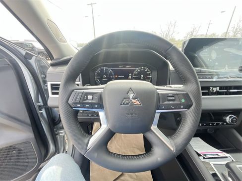 New 2025 Mitsubishi Outlander SE image 14