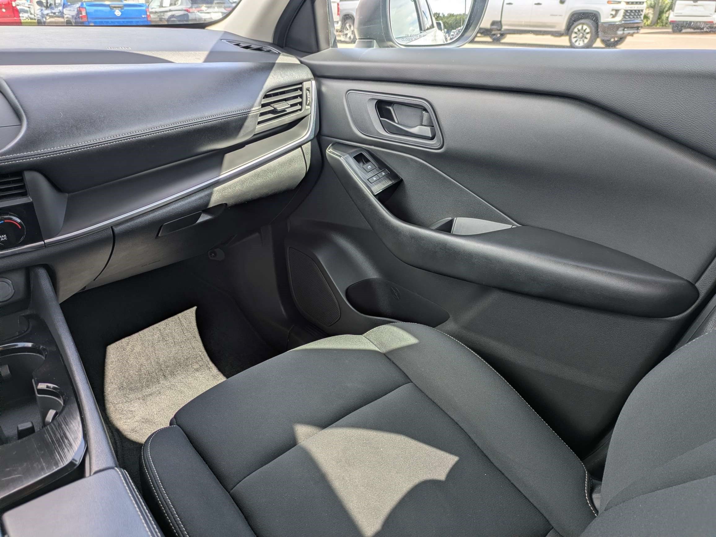 Used 2024 Nissan Rogue S FWD image 15