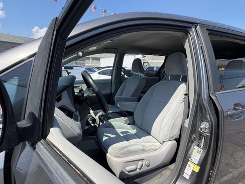 Used 2018 Toyota Sienna LE w/ Carpet Mat Package FWD image 18