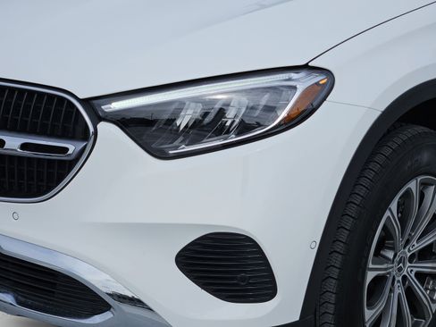 Used 2025 Mercedes-Benz GLC 300 4MATIC image 29