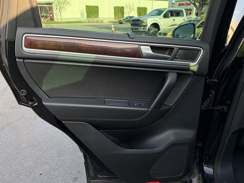 Used 2012 Volkswagen Touareg Hybrid image 50