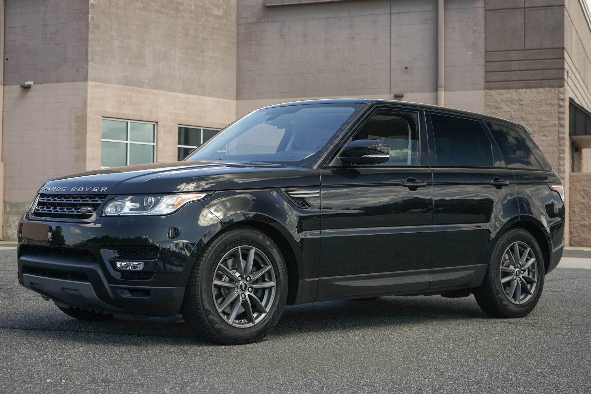Used 2016 Land Rover Range Rover Sport SE AWD/4WD image 2