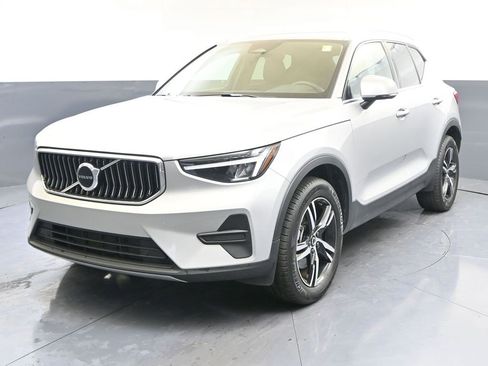 Certified 2025 Volvo XC40 B5 Core image 1