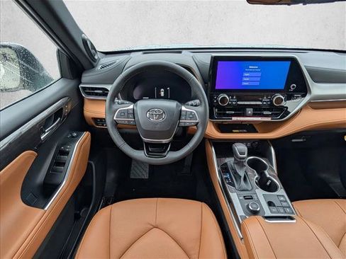 New 2025 Toyota Highlander Platinum image 15